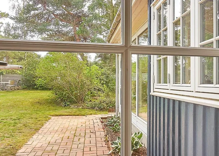 8 Person In * Neksø